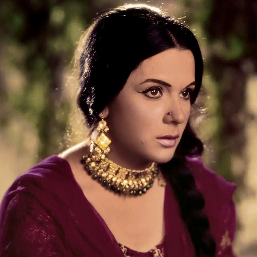 কলেজে পড়ার সময় অভিনয়ের প্রতি আগ্রহ জন্মেছিল প্রিয়ার। মঞ্চে বিভিন্ন নাটকে অভিনয় করতেন তিনি। প্রিয়ার বাবা বনবিভাগে কর্মরত ছিলেন। কাজের সূত্রে তিনি বিদেশে গেলে বাবার সঙ্গে জুড়ে গিয়েছিলেন প্রিয়াও। কলেজের পড়াশোনা শেষ হওয়ার পর অভিনয় শিখতে লন্ডনে চলে গিয়েছিলেন তিনি।