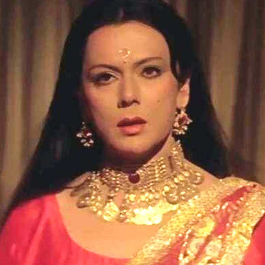 ২২ বছর বয়সে লন্ডনে গিয়ে নিজের বহু ছবি তুলিয়েছিলেন প্রিয়া। লন্ডনের আলোকচিত্রশিল্পীর তোলা সেই ছবিগুলি কোনও ভাবে বলিউডের ছবিনির্মাতা ঠাকুর রণবীর সিংহের হাতে পৌঁছে গিয়েছিল। তার পরেই প্রিয়ার কেরিয়ারের পাশাপাশি ব্যক্তিগত জীবনের ভাগ্যের চাকাও ঘুরে গিয়েছিল।