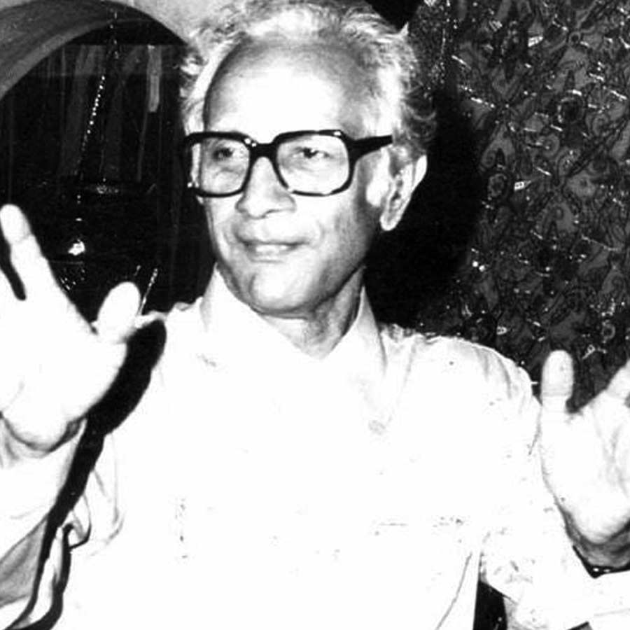 বলি অভিনেতা দেব আনন্দের ভাই চেতন আনন্দ। হিন্দি ছবির পরিচালক ছিলেন তিনি। নিজের ছবির জন্য নতুন মুখের সন্ধানে ছিলেন চেতন। সেই খবর ছিল ঠাকুর রণবীর সিংহের কাছে। প্রিয়ার ছবি দেখার পর দেরি না করে চেতনের সঙ্গে যোগাযোগ করেছিলেন তিনি।