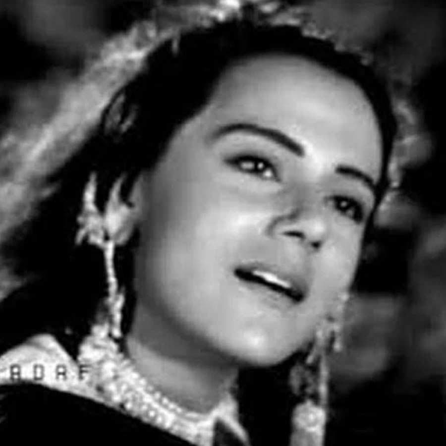 প্রিয়ার ছবি দেখে পছন্দ হয়েছিল চেতনের। বড় পর্দায় অভিনয়ের জন্য লন্ডন ছেড়ে মুম্বই যান প্রিয়া। ১৯৬২ সালে চেতনের সঙ্গে দেখা করেন তিনি। দু’বছর পর ১৯৬৪ সালে প্রেক্ষাগৃহে চেতনের পরিচালনায় মুক্তি পায় ‘হকিকত’। এই ছবির মাধ্যমেই বলিপাড়ায় হাতেখড়ি হয় প্রিয়ার।