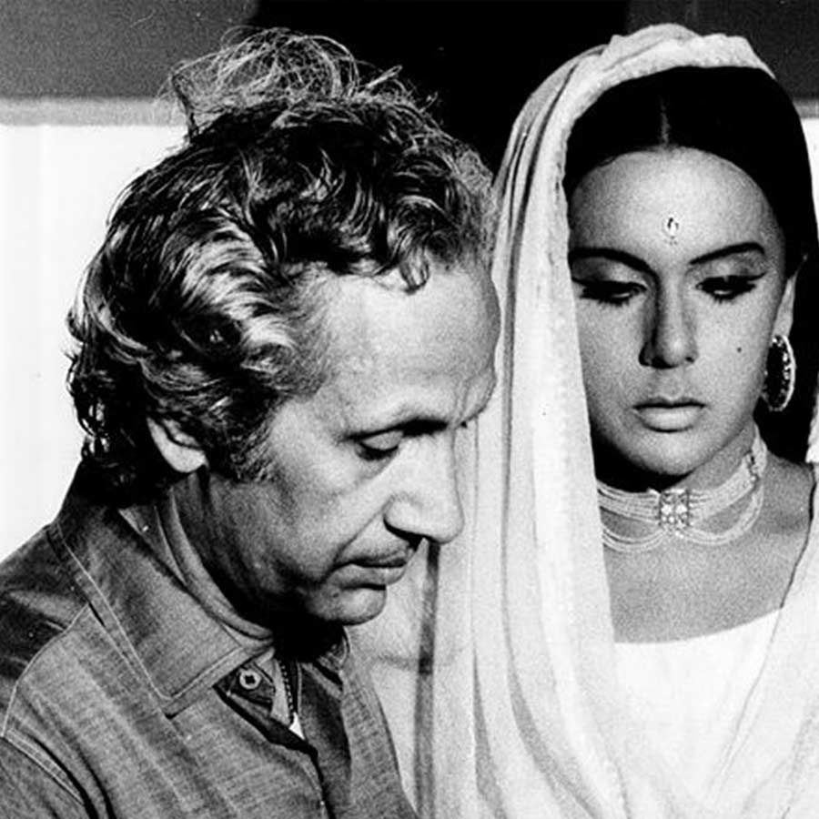 ১৯৪৩ সালে উমা আনন্দ নামে এক সাংবাদিক-অভিনেত্রীকে বিয়ে করেছিলেন চেতন। দুই পুত্রসন্তান ছিল তাঁদের। কিন্তু উমার সঙ্গে ক্রমেই মানসিক দূরত্ব তৈরি হচ্ছিল চেতনের। আইনি বিচ্ছেদ না হলেও ছাদ আলাদা হয়ে গিয়েছিল তাঁদের।