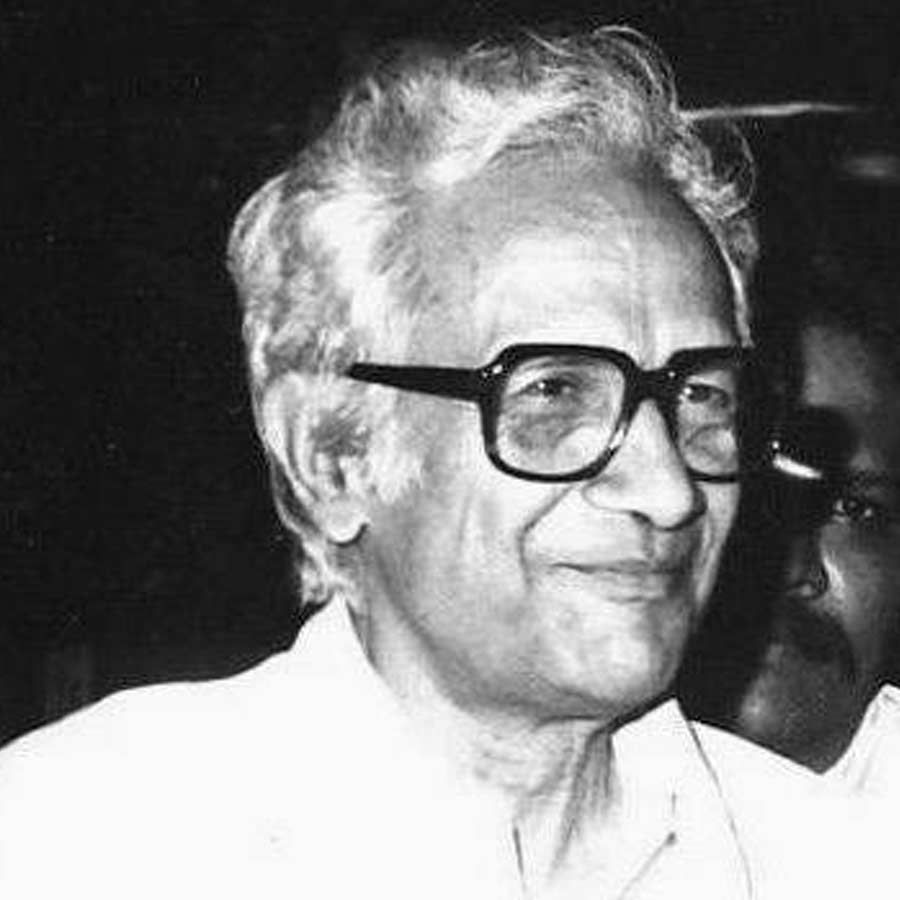 সংসার থেকে নিজেকে সরিয়ে নেওয়ার পর কাজ নিয়েই ডুবে থাকতেন চেতন। সেই সময় তাঁর জীবনে আসে প্রিয়া। পরিচালক এবং অভিনেত্রীর সম্পর্ক কম সময়ের মধ্যেই প্রেমের সম্পর্কে পরিণত হয়ে যায়।