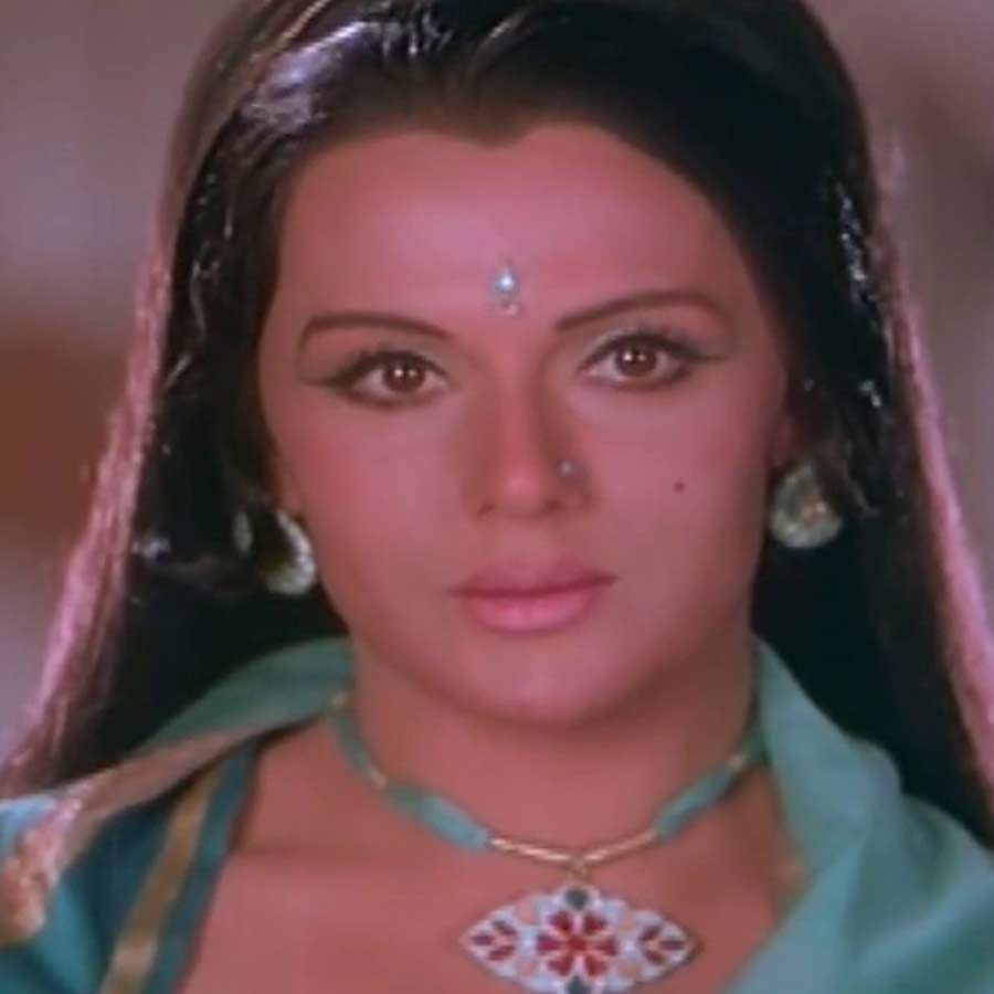 ১৯৮৬ সালে ‘হাতো কি লকীরে’ ছবিতে শেষ অভিনয় করেন প্রিয়া। তার পর অভিনয়জগৎ থেকে নিজেকে সরিয়ে ফেলেন তিনি। চেতনের বিবাহবিচ্ছেদ হয়নি বলে তাঁর একত্রবাসের দীর্ঘ সঙ্গিনী ছিলেন প্রিয়া।