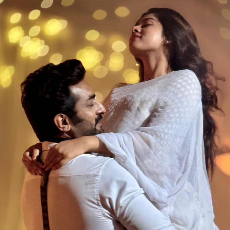 এ ভাবেই প্রতি মুহূর্তে চর্চায় জুটি।