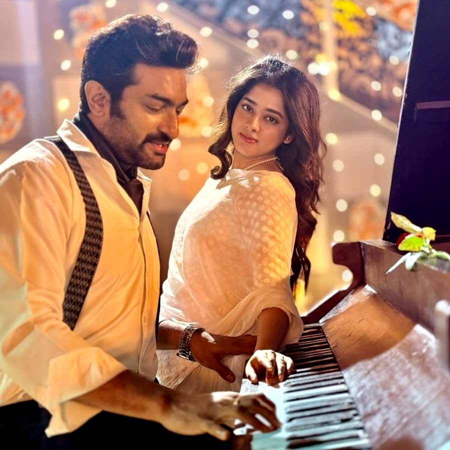 সুরে সুরে পর্দায় প্রেম নিবেদন জীতু-দিতিপ্রিয়ার।