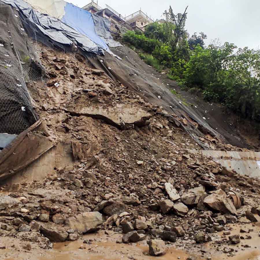 Heavy rainfall alert in Himachal Pradesh, at least 400 roads closed due to landslides and rain