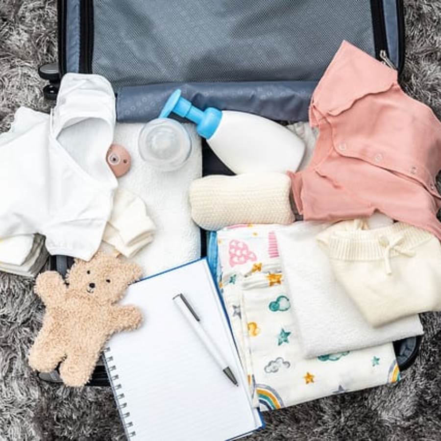 শিশুকে নিয়ে বর্ষায় ভ্রমণ করতে হলে পরিকল্পনা করে প্রস্তুতি নেওয়া দরকার।