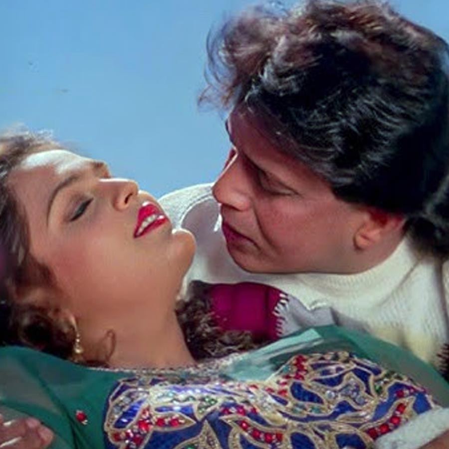 নব্বইয়ের দশকে পরিচিত হয়ে উঠেছিলেন সাহসী অভিনেত্রী হিসাবে। বৃষ্টিভেজা গানের দৃশ্যে অভিনয়ের কথা চিন্তা করলে তাঁর কথা মনে পড়তে বাধ্য। বেশি দিন বড় পর্দায় অভিনয় করতে পারেননি ঠিকই, তবে বাঙালি অভিনেতা মিঠুন চক্রবর্তীর নায়িকা শিল্পা শিরোদকরকে নিয়ে বলিপাড়ায় কম চর্চা হয়নি। একসময় অভিনয়জগৎ থেকে ‘উধাও’ হয়ে গিয়েছিলেন তিনি। ১৩ বছরের দীর্ঘ বিরতির পর ছোট পর্দার হাত ধরে ‘কামব্যাক’ করেন শিল্পা।