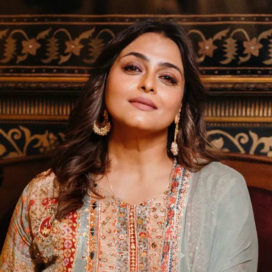 শিল্পার ঠাকুরমা মীনাক্ষী শিরোদকর ছিলেন খ্যাতনামী মরাঠি অভিনেত্রী। ১৯৩৮-এ মুক্তি পাওয়া ‘ব্রহ্মচারী’ ছবিতে অভিনয় করে তুমুল সাড়া ফেলেছিলেন মীনাক্ষী। তথাকথিত রক্ষণশীল সমাজের চোখরাঙানিকে অগ্রাহ্য করে তিনি সেই সময় সুইমসুট পরে বড় পর্দায় ধরা দিয়েছিলেন। শিল্পার মা চেয়েছিলেন, তাঁর কন্যা মীনাক্ষীর মতো অভিনয় নিয়ে কেরিয়ার গড়ে তুলুক।