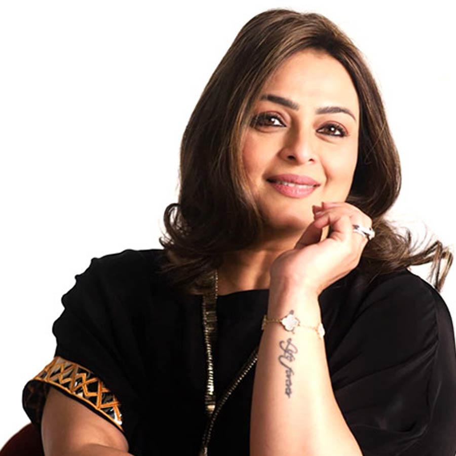 শাওনের সঙ্গে যে চুক্তি ভেঙে অভিনয় করছিলেন শিল্পা, তা ভাল চোখে দেখেননি পরিচালক। নায়িকার বিরুদ্ধে আইনি পথে যাওয়ার হুমকি দেন শাওন। শিল্পার সমস্ত গোপন কথা ফাঁস করে দেওয়ার হুমকিও দিতে শুরু করেন নায়িকাকে। বলিপাড়ার একাংশের দাবি, রিকু এবং শিল্পার সম্পর্ক নিয়েই ইঙ্গিত দিচ্ছিলেন শাওন। পরে রিকুর মধ্যস্থতায় সেই সমস্যার সমাধান হয়। তবে শিল্পার সঙ্গে আর কাজ করতে চাননি শাওন।