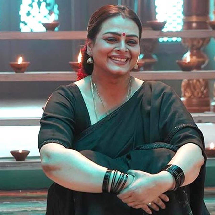 শিল্পার দাবি, সচিনের সঙ্গে তাঁর তুতোভাই বান্দ্রায় ক্রিকেট খেলতেন। সেই সূত্রেই ক্রিকেটারের সঙ্গে পরিচয় হয় তাঁর। সেই সময় নাকি অ়ঞ্জলির (পরে সচিনের স্ত্রী) সঙ্গে সম্পর্কে ছিলেন সচিন। কিন্তু সে কথা বিশেষ কেউ জানতেন না। সচিনের সঙ্গে এক বারই দেখা হয়েছিল বলে জানিয়েছিলেন নায়িকা।