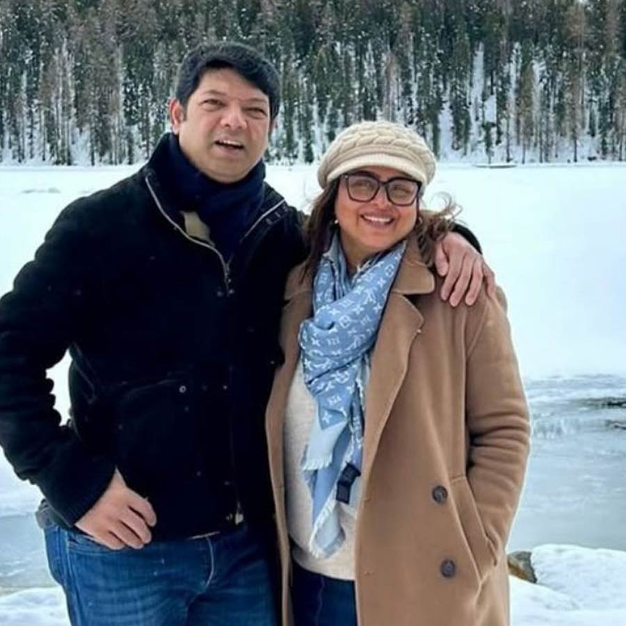 ২০০০ সালে অপরেশ রঞ্জিতের সঙ্গে গাঁটছড়া বাঁধেন শিল্পা। অভিনয়জগতের সঙ্গে কোনও সম্পর্ক ছিল না অপরেশের। পেশায় ব্যাঙ্কের উচ্চপদস্থ কর্মী অপরেশ। এমনকি, শিক্ষাগত যোগ্যতাও শিল্পার তুলনায় বেশি তাঁর। সে কথা এক সাক্ষাৎকারে জানিয়েছিলেন নায়িকা।