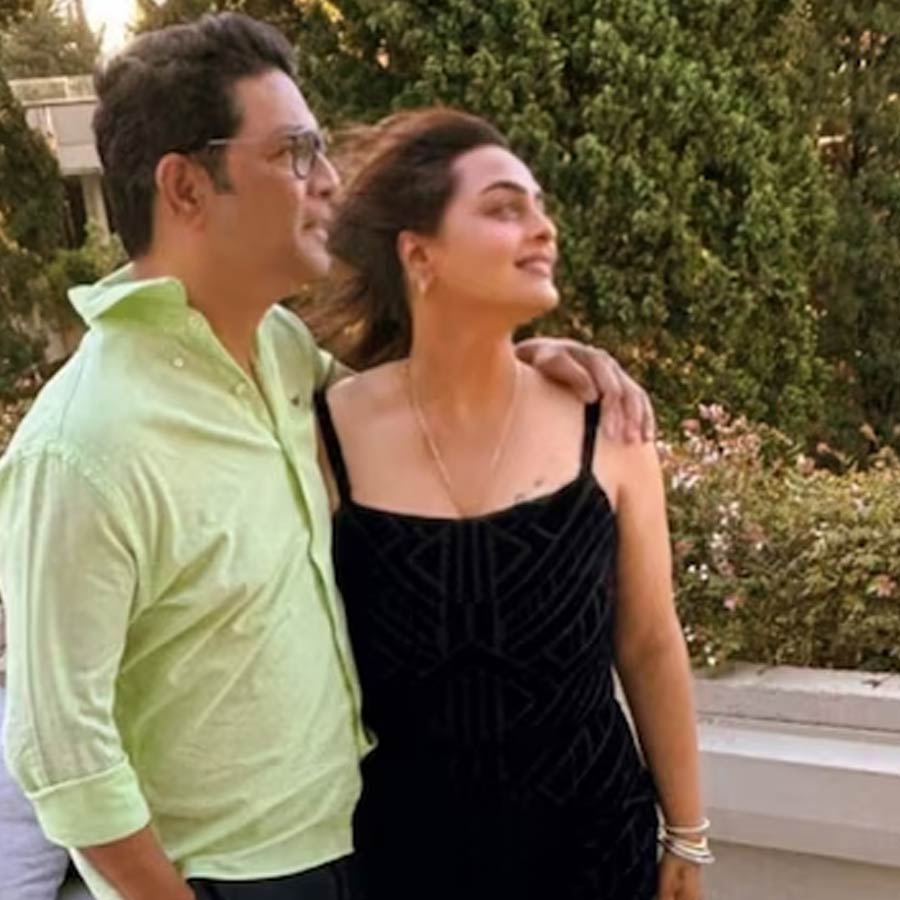 শিল্পা এক সাক্ষাৎকারে জানিয়েছিলেন যে, তিনি দশম শ্রেণির পরীক্ষায় পাশ করতে পারেননি। অন্য দিকে তাঁর স্বামী অপরেশ দু’বার এমবিএ ডিগ্রি অর্জন করেছেন। শিল্পার কথায়, ‘‘অপরেশ খুব শান্ত স্বভাবের। ও এত সৎ, এত সাধারণ যে আমায় কখনও নিচু নজরে দেখেনি। সব বিষয় নিয়ে ওর সঙ্গে আলোচনা করতে পারি আমি।’’ মুম্বই ছেড়ে কোথাও যাওয়ার কথা কল্পনা করতে পারতেন না বলে জানিয়েছিলেন শিল্পা। কিন্তু বিয়ের পর অভিনয় ছেড়ে বিদেশে চলে যান তিনি।