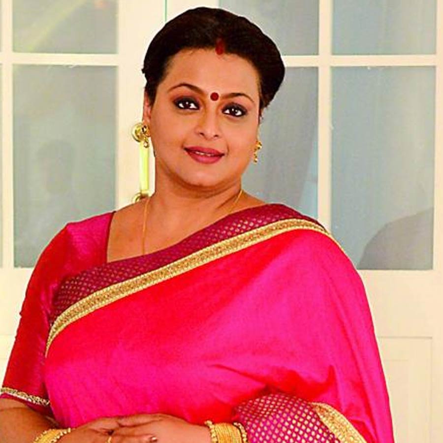 শিল্পা সাক্ষাৎকারে বলেছিলেন, ‘‘মুম্বই ছেড়ে কোনও দিন চলে যাব ভাবিনি। বাবা-মায়ের সঙ্গে থাকতে চাইতাম আমি। কিন্তু অপরেশের সঙ্গে দেখা হওয়ার পর কোনও কিছুই আর কঠিন মনে হল না। মনে হল, এই মানুষটার সঙ্গে আমি খুব ভাল থাকব। তাই আলাপের দেড় দিনের মাথায় আমি বিয়েতে রাজি হয়ে যাই।’’ বিয়ের পর কন্যাসন্তানের জন্ম দেন শিল্পা।