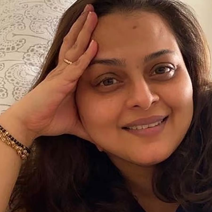 ১৯৯৫ সালের ঘটনা। সেই সময় ‘রঘুবীর’ ছবির শুটিংয়ে ব্যস্ত ছিলেন শিল্পা। সুনীল শেট্টি, সুরেশ ওবেরয়, সুধা চন্দ্রন, অরুণা ইরানির মতো বলি তারকাদের সঙ্গে সেই ছবির শুটিংয়ে মানালি গিয়েছিলেন নায়িকা। তখনই নাকি খবর রটে যায় যে, শিল্পাকে গুলি করে খুন করা হয়েছে। সেই খবর পৌঁছে যায় শিল্পার বাবা-মায়ের কাছেও। এই প্রসঙ্গে শিল্পা এক সাক্ষাৎকারে বলেছিলেন, ‘‘তখন তো আমাদের মোবাইল ফোন ছিল না। হোটেলের ফোন নম্বর বাড়িতে দেওয়া থাকত। বাবা-মা সেই নম্বরেই ফোন করতেন। এক দিন শুটিং থেকে ফিরে শুনি, বাবা ২০-২৫ বার ফোন করেছিল। আমার মৃত্যুর খবর শুনে চিন্তিত হয়ে পড়েছিল বাবা। তাই বার বার ফোন করে যাচ্ছিল হোটেলে।’’