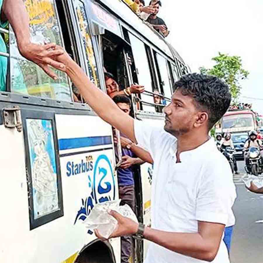 TMC workers distributed water to those people who travelled to Kolkata to attend 21 july raly 2025
