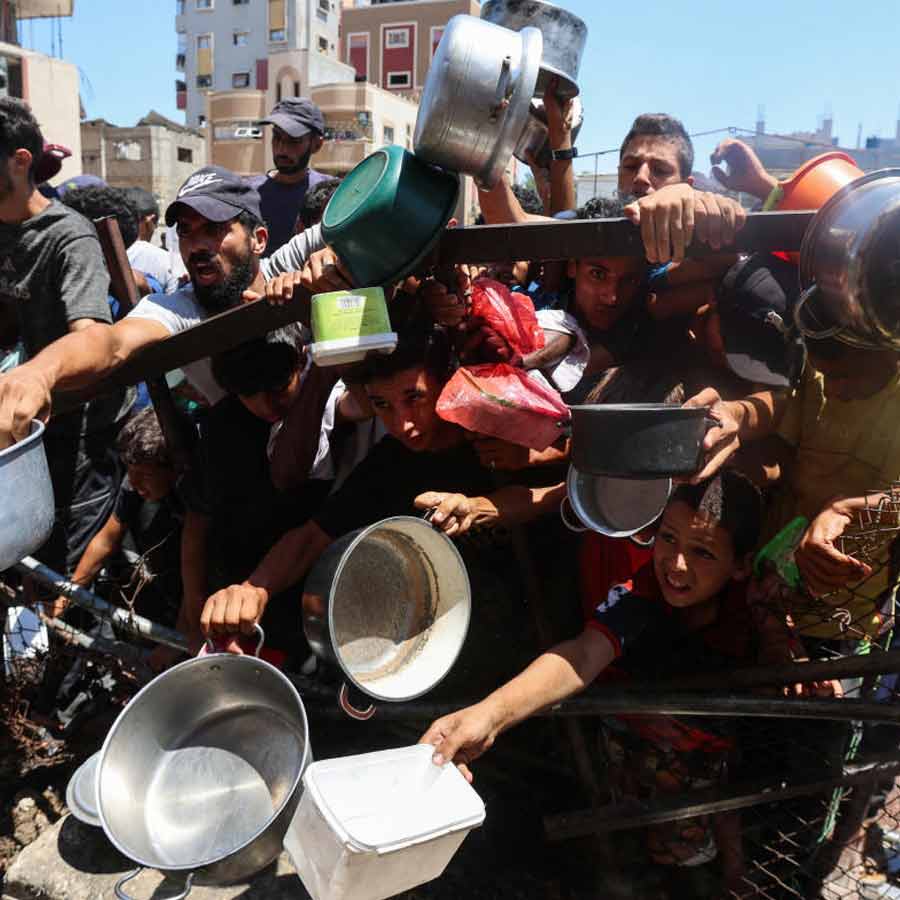 Palestinians in Gaza race for 11 minutes for food, surrounded by cries dgtl