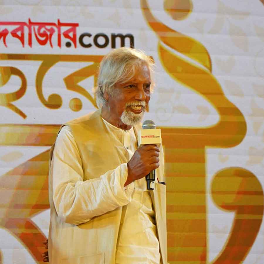 Aveek Sarkar speech in Bochhorer Best 2025: Picture of Bengali glory in different fields
