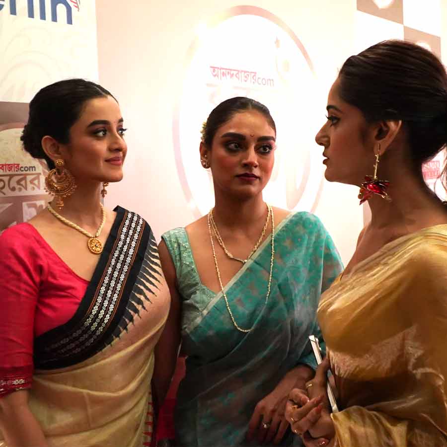 আড্ডায় দর্শনা বণিক, বিবৃতি চট্টোপাধ্যায়, তৃণা সাহা।