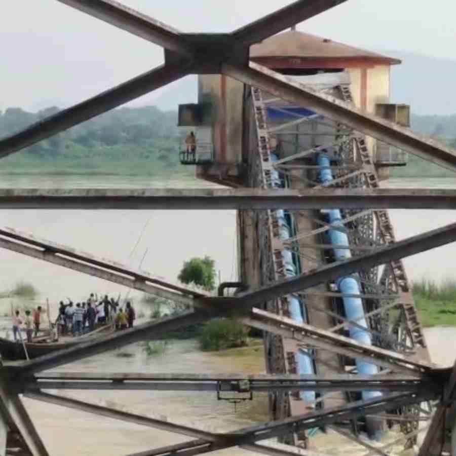 বুধবার দামোদর নদের উপর ভেঙে পড়ে পাইপ লাইন।