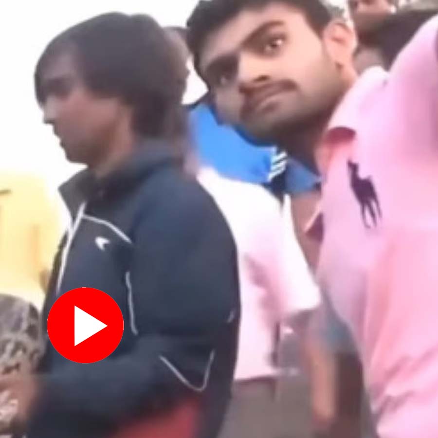 Viral Video | Viral Video shows rescued Python bites man who was trying ...