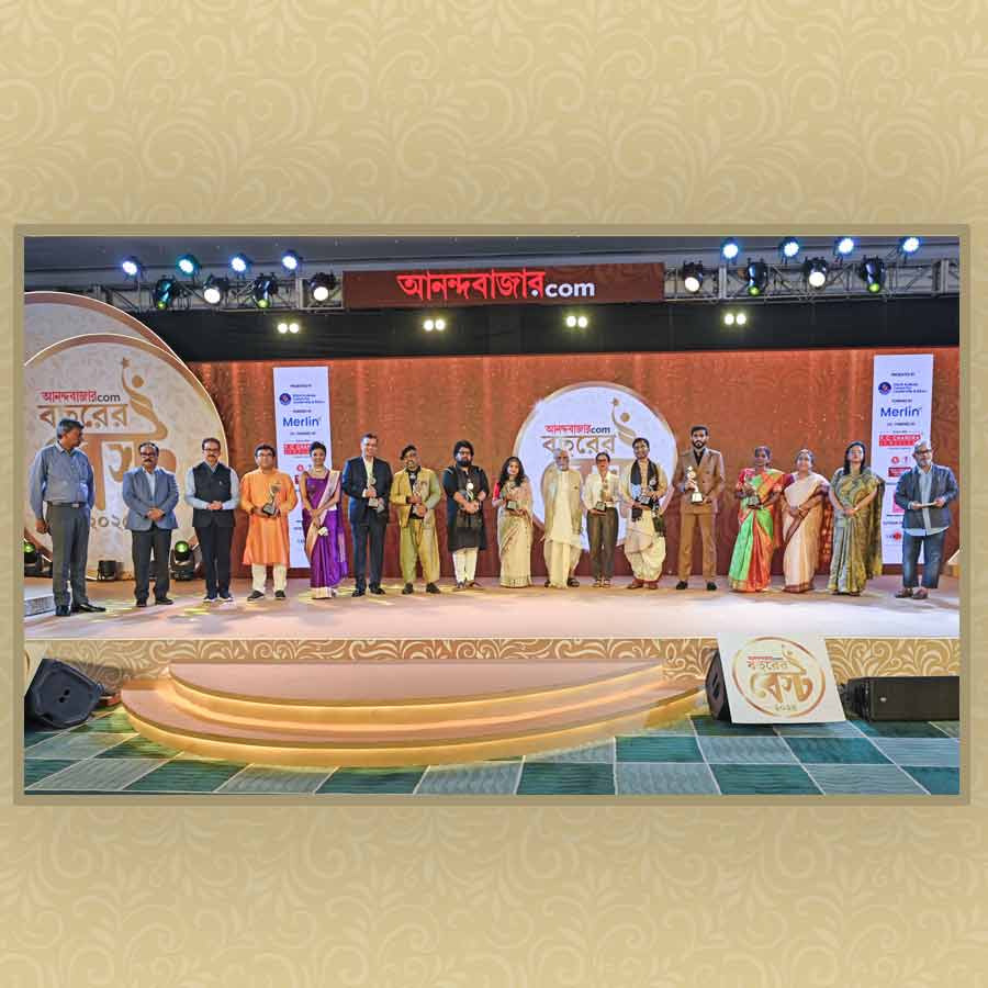 A detailed look into the award ceremony Bochorer Best organized by anandabazar.com