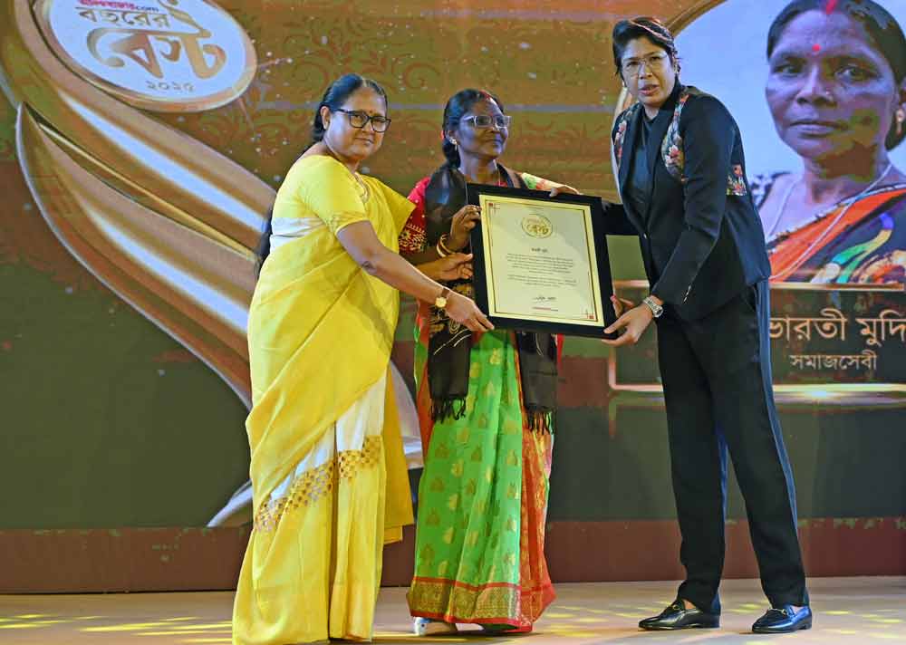 A detailed look into the award ceremony Bochorer Best organized by anandabazar.com