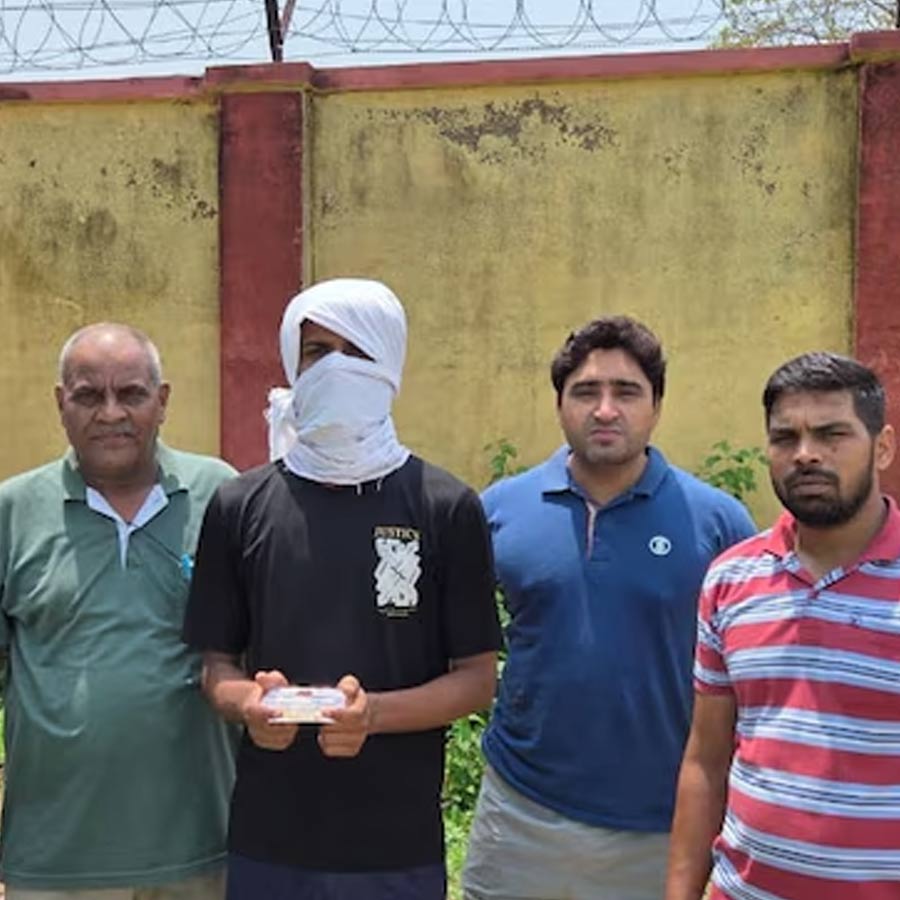 22-year-old BSF constable addicted to online gaming turns robber, loots jewellery shop with toy gun, arrested by police dgtl
