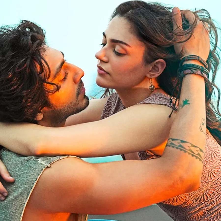 Saiyaara Star Aneet Padda Hides Face With Mask, Avoids Paps & Selfie With Fans dgtl