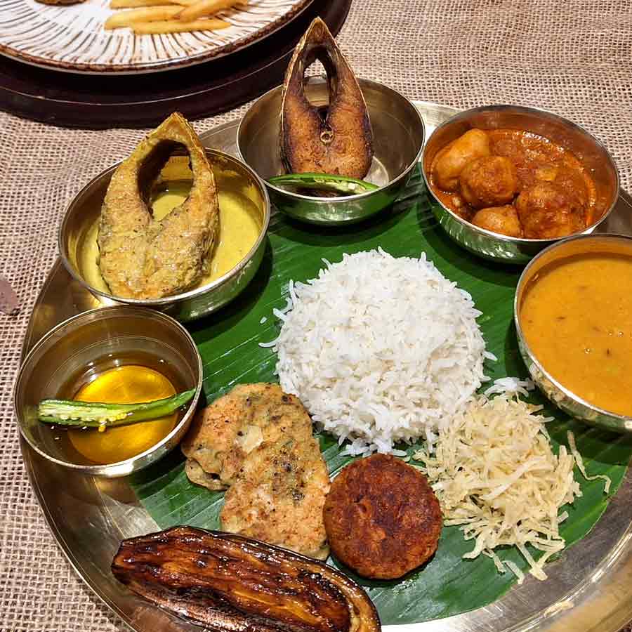 ইলিশ থালি। 