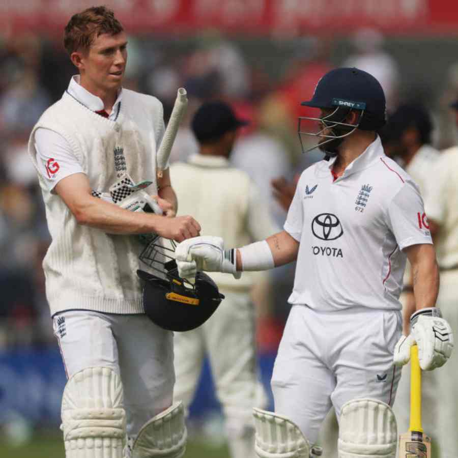 ভাল খেলছেন ইংল্যান্ডের দুই ওপেনার জ্যাক ক্রলি (বাঁ দিকে) ও বেন ডাকেট।