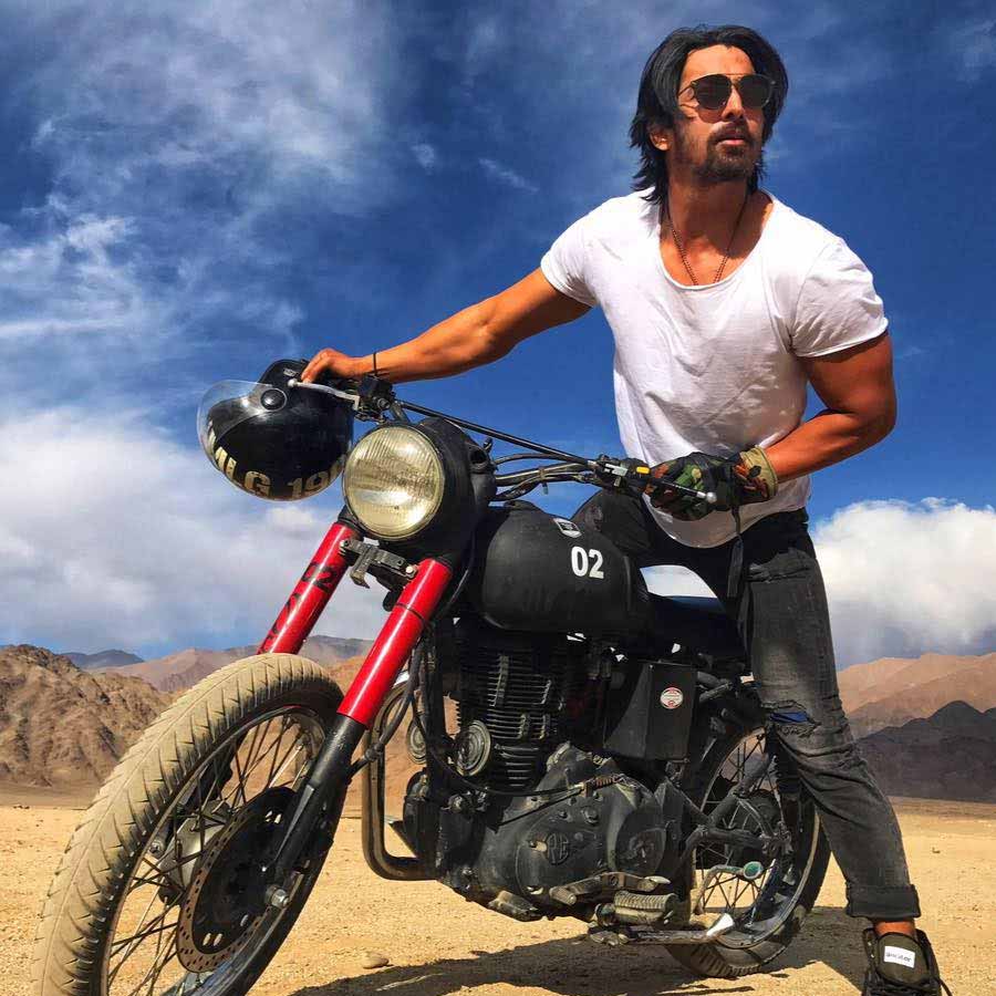 ২০১০ সাল থেকে অভিনয়জগতের সঙ্গে যুক্ত হর্ষবর্ধন। তামিল এবং তেলুগু ভাষার ছবিতে অভিনয় করেছেন তিনি। এমনকি, ছোটপর্দার এক হিন্দি ধারাবাহিকেও অভিনয় করতে দেখা গিয়েছে তাঁকে। তবে কোথাও তেমন পসার জমাতে পারেননি। ছ’বছর পর তাঁর কেরিয়ার অন্য দিকে মোড় নেয়।