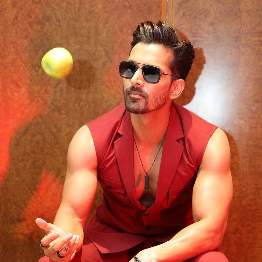 বলিপাড়ায় তখন নবাগত হর্ষবর্ধন। ‘সনম তেরি কসম’ মুক্তি পাওয়ার এক বছরের মাথায় কিমের সঙ্গে প্রেম শুরু হয়েছিল তাঁর। একসঙ্গে বহু জায়গায় হাত ধরে ঘুরতে দেখা যেত তাঁদের।