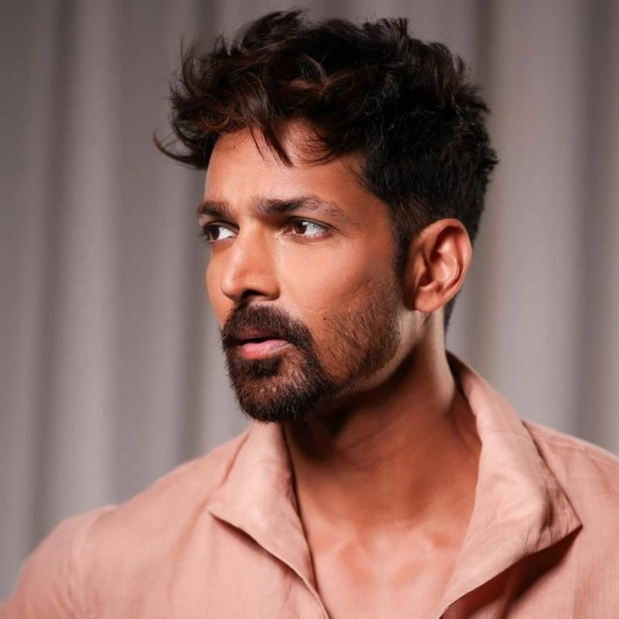 গোড়ার দিকে নিজেদের সম্পর্কের কথা অস্বীকার করলেও পরে প্রকাশ্যে তাতে সিলমোহর দিয়েছিলেন হর্ষবর্ধন। এক সাক্ষাৎকারে তিনি বলেছিলেন, ‘‘আমি খুব খোলামেলা ধরনের মানুষ। আমার জীবনে লুকোনোর মতো কিছুই নেই। হ্যাঁ, আমি প্রেম করছি। কিন্তু এই বিষয়টা আমার জীবনের ব্যক্তিগত পরিসরের মধ্যে পড়ে। ব্যক্তিগত জীবনকে ব্যক্তিগত রাখতেই পছন্দ করি। আর যেখানে দ্বিতীয় কোনও ব্যক্তি সেখানে জড়িয়ে পড়ে, তাঁর সিদ্ধান্তকে সম্মান জানানো আমার কর্তব্য।’’