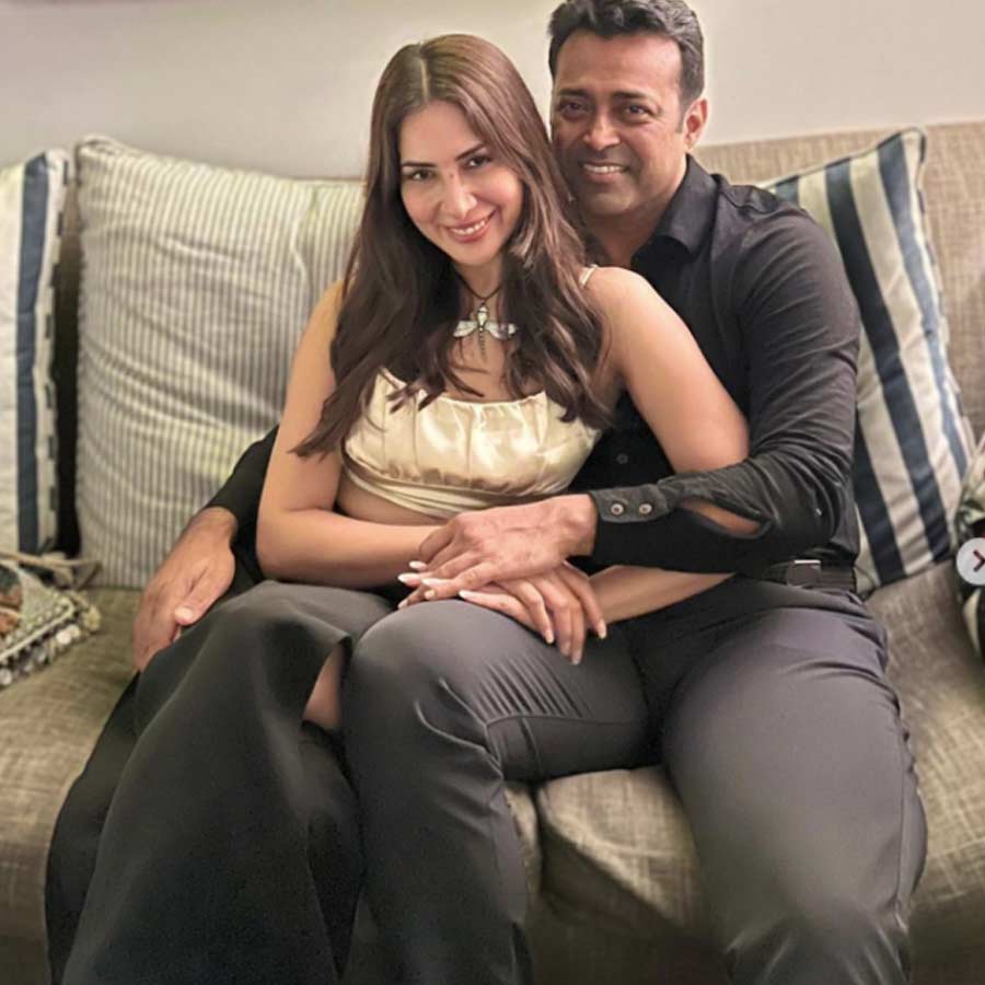 কানাঘুষো শোনা গিয়েছিল, কলকাতায় আসার পর সইসাবুদ করে নাকি বিয়েটাও সেরে ফেলেছিলেন লিয়েন্ডার এবং কিম। পরে অবশ্য জানা গিয়েছিল যে, গোটাটাই রটনা। তবে বছর ঘুরতে না ঘুরতেই সেই সম্পর্কে ভাঙনের গুঞ্জন শোনা যেতে থাকে।