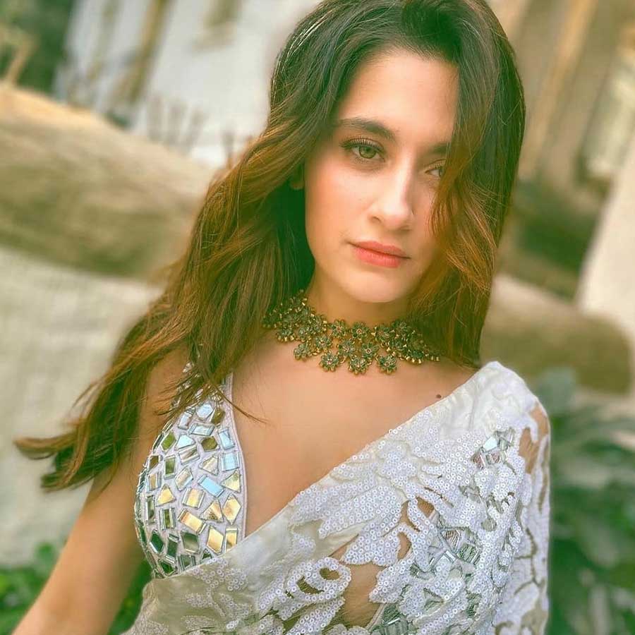 বলিউডের জনশ্রুতি, ‘তইশ’ ছবিতে কাজ করার সময় হর্ষবর্ধনের সঙ্গে বন্ধুত্ব গভীর হতে শুরু করেছিল সঞ্জীদার। ডেট করাও শুরু করেন দুই তারকা। কিন্তু নিজেদের সম্পর্ক এখনও আড়ালেই রেখেছেন তাঁরা।