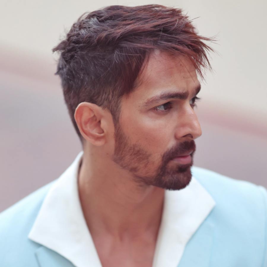 একাধিক নায়িকার সঙ্গে নাম জড়িয়ে যাওয়া অভিনেতা নাকি বলিপাড়ায় ‘কাস্টিং কাউচ’-এর তিক্ত অভিজ্ঞতার শিকার হয়েছিলেন। হর্ষবর্ধনের দাবি, বলিউডে এসে যৌন লালসার শিকার হয়েছিলেন তিনি।