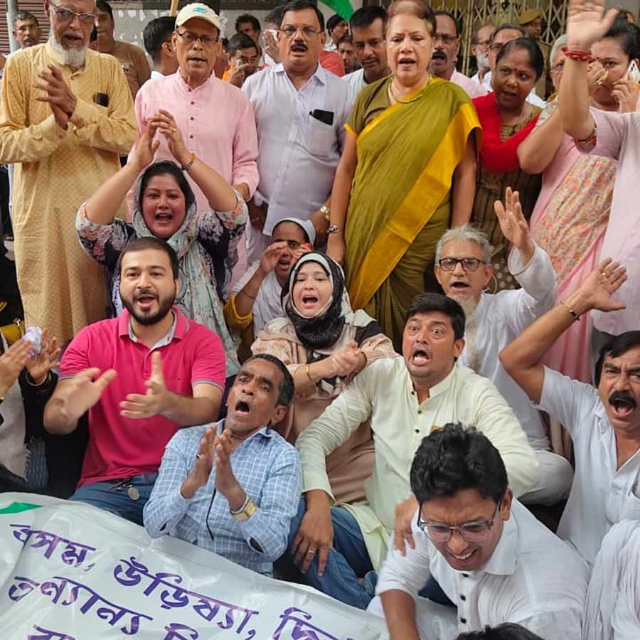 বাংলাভাষী শ্রমিকদের আটক ও হেনস্থার প্রতিবাদে উৎকল ভবনের সামনে কংগ্রেসের বিক্ষোভ। কলকাতায়।