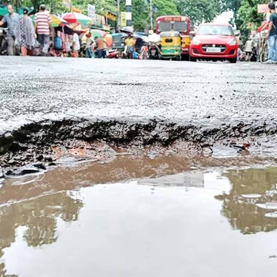 Laziness in repairing pothole-filled Dum Dum Road