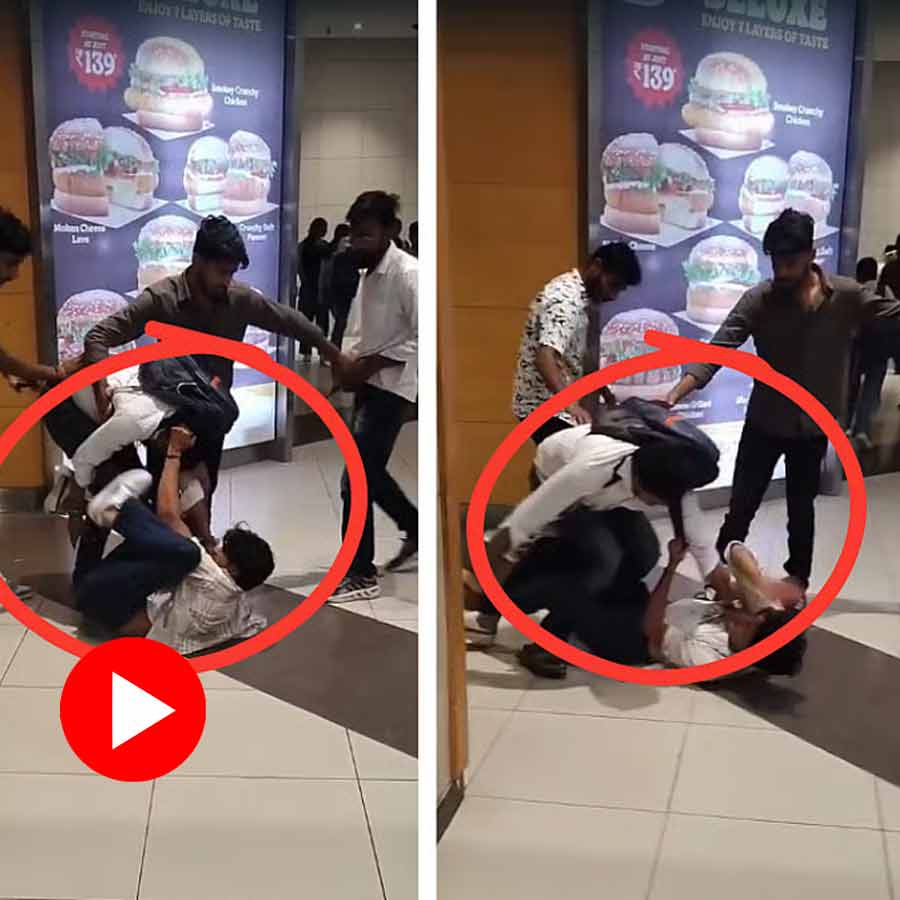 Video shows after watching Saiyaara movie two youth brawl over one girl