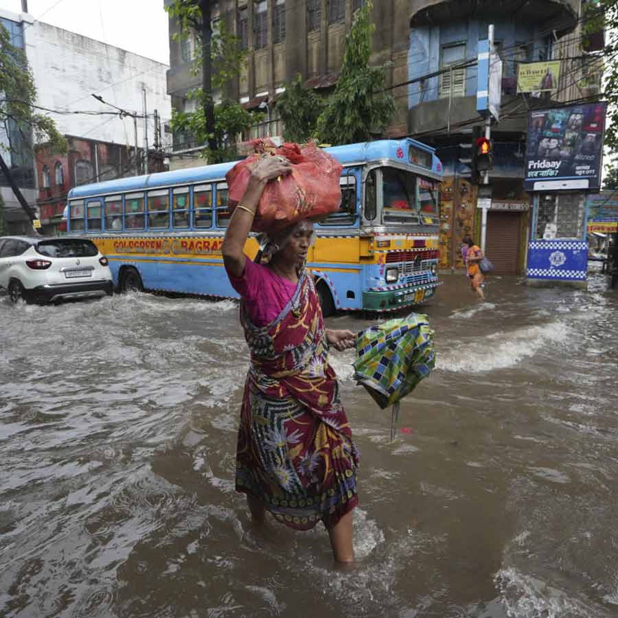 Traffic disruption due to waterlogging in some places of Kolkata after heavy rain dgtl