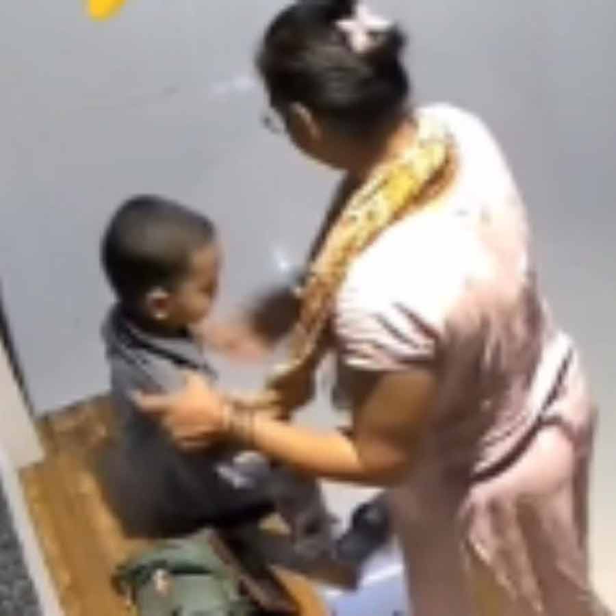 Girl falls after mother made her seat on shoe rack dgtl