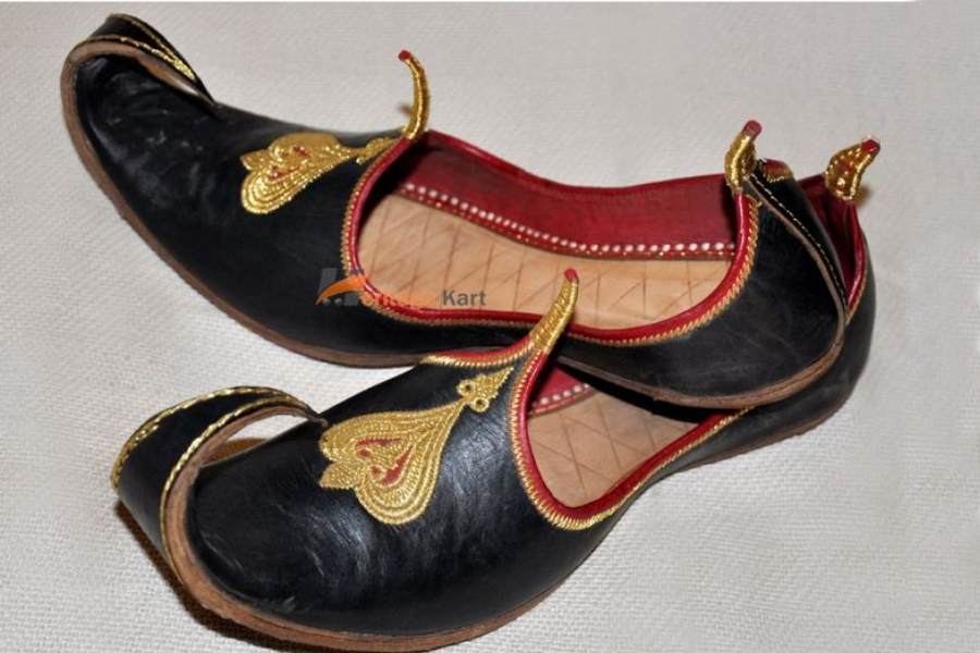 শুঁড়তোলা জুতোর ইতিহাস অন্তত ৪০০ বছরের পুরনো।