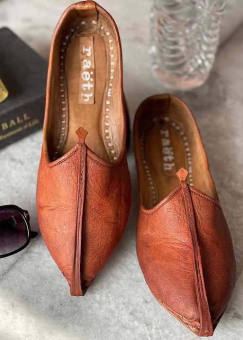 একটু অন্য রকম শুঁড়তোলা জুতো, যাকে মোজরি জুতি বলা হয়, তা পরার চল কয়েকশো বছর ধরে রয়েছে রাজস্থানেও। 