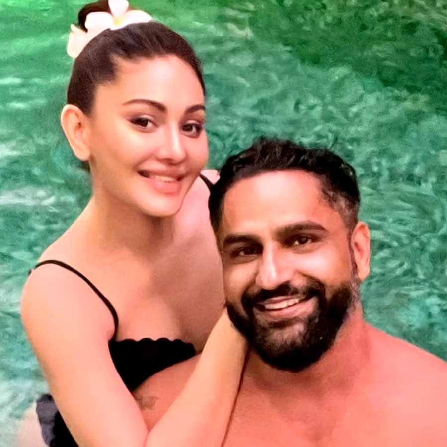 Parag Tyagi  By Covering Walls With Wife Shefali Jariwala Photos