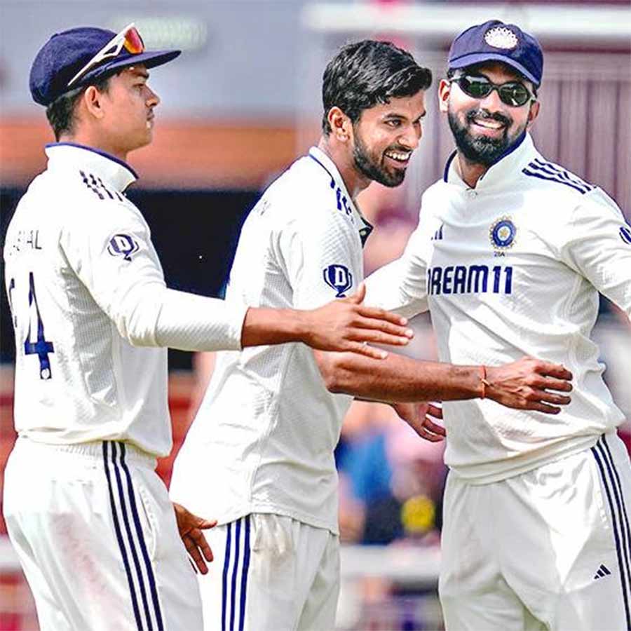 সফল: ব্রুক আউট। সতীর্থদের অভিনন্দন ওয়াশিংটনকে। 