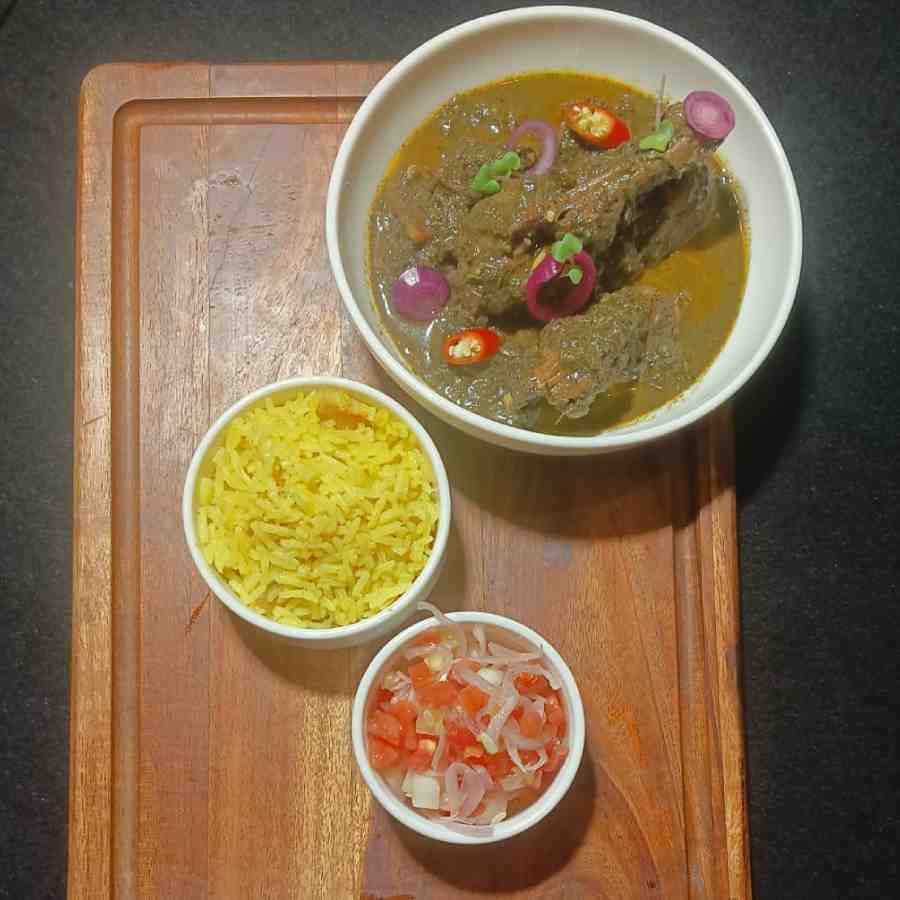 কালো তিলে রান্না চিকেন।