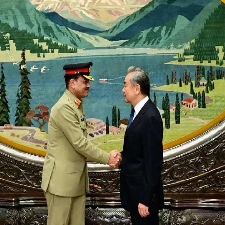 বেজিংয়ে চিনের বিদেশমন্ত্রী ওয়াং ই-র সঙ্গে পাকিস্তানের সেনাপ্রধান আসিম মুনির।