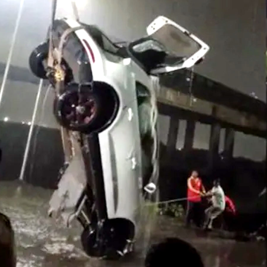 Car falls into ditch near Mumbai, allegedly mislead by google map dgtl