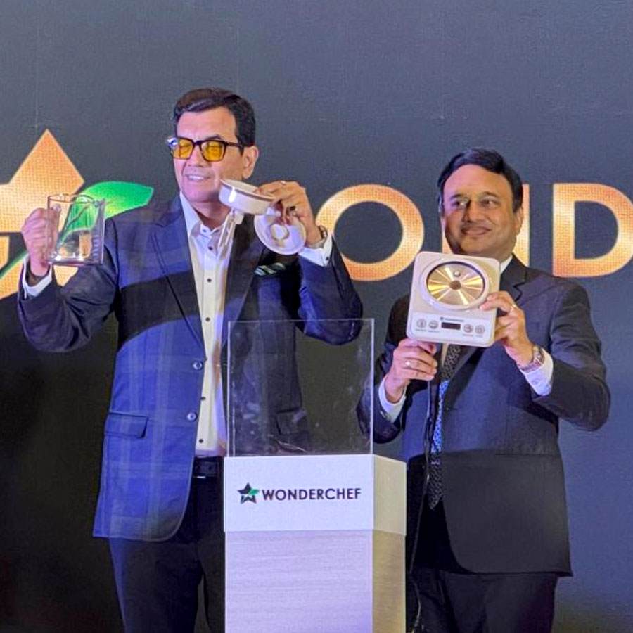শহরে ‘ওয়ান্ডার শেফ’-এক একটি অনুষ্ঠানে সঞ্জীব কপূর।